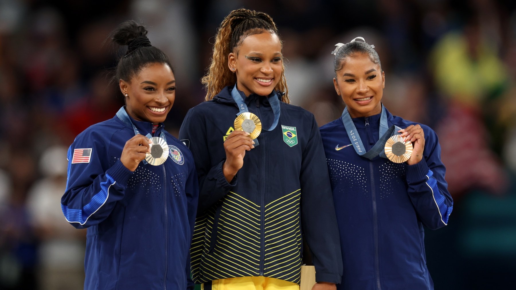 Simone Biles, Rebeca Andrade y Jordan Chiles en el podio de suelo femenino. (Getty)