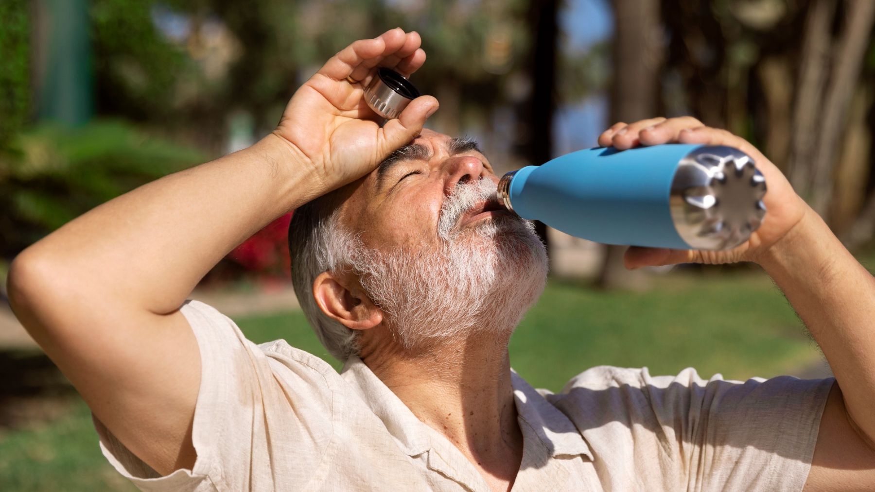 Esto debes hacer si sufres un golpe de calor mientras practicas senderismo. Foto: Freepik