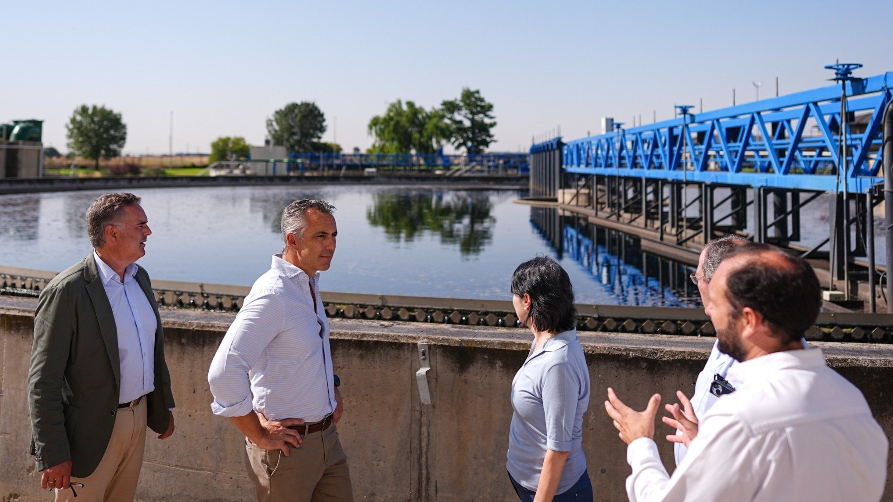 El consejero madrileño, Calor Novillo, en la visita a la Estación Depuradora de Aguas Residuales (EDAR) de Arroyo Culebro