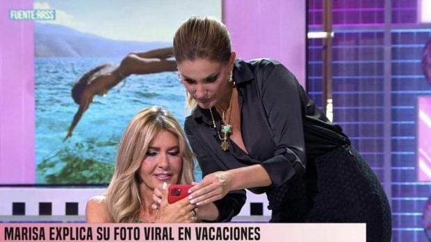 Verónica Dulanto enseña a Marisa Martín Blázquez las pruebas de su engaño en pleno directo de Fiesta (Mediaset).