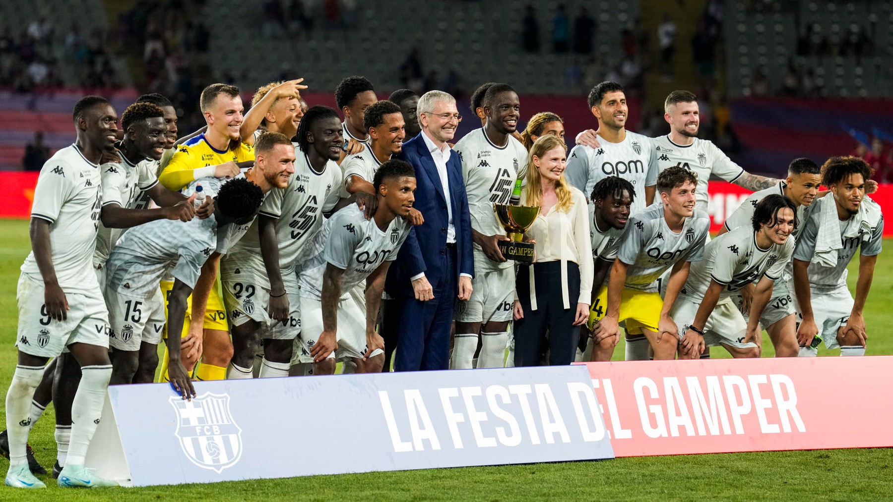 El AS Monaco celebra el Joan Gamper sobre el césped de Montjuic. (EFE)