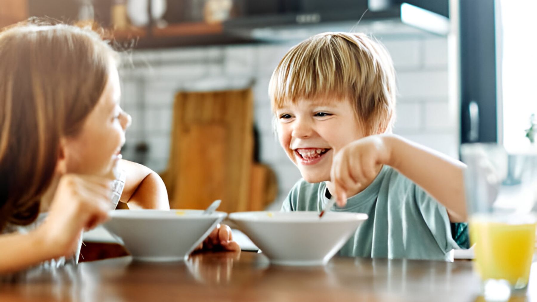 Niños desayunando.