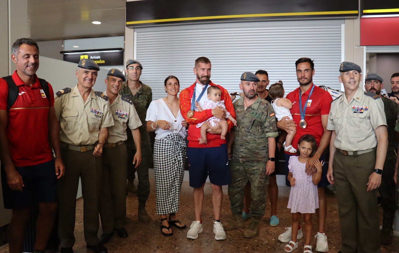 Carlos Arévalo es recibido por su familia y compañeros. (@DefensaGob)