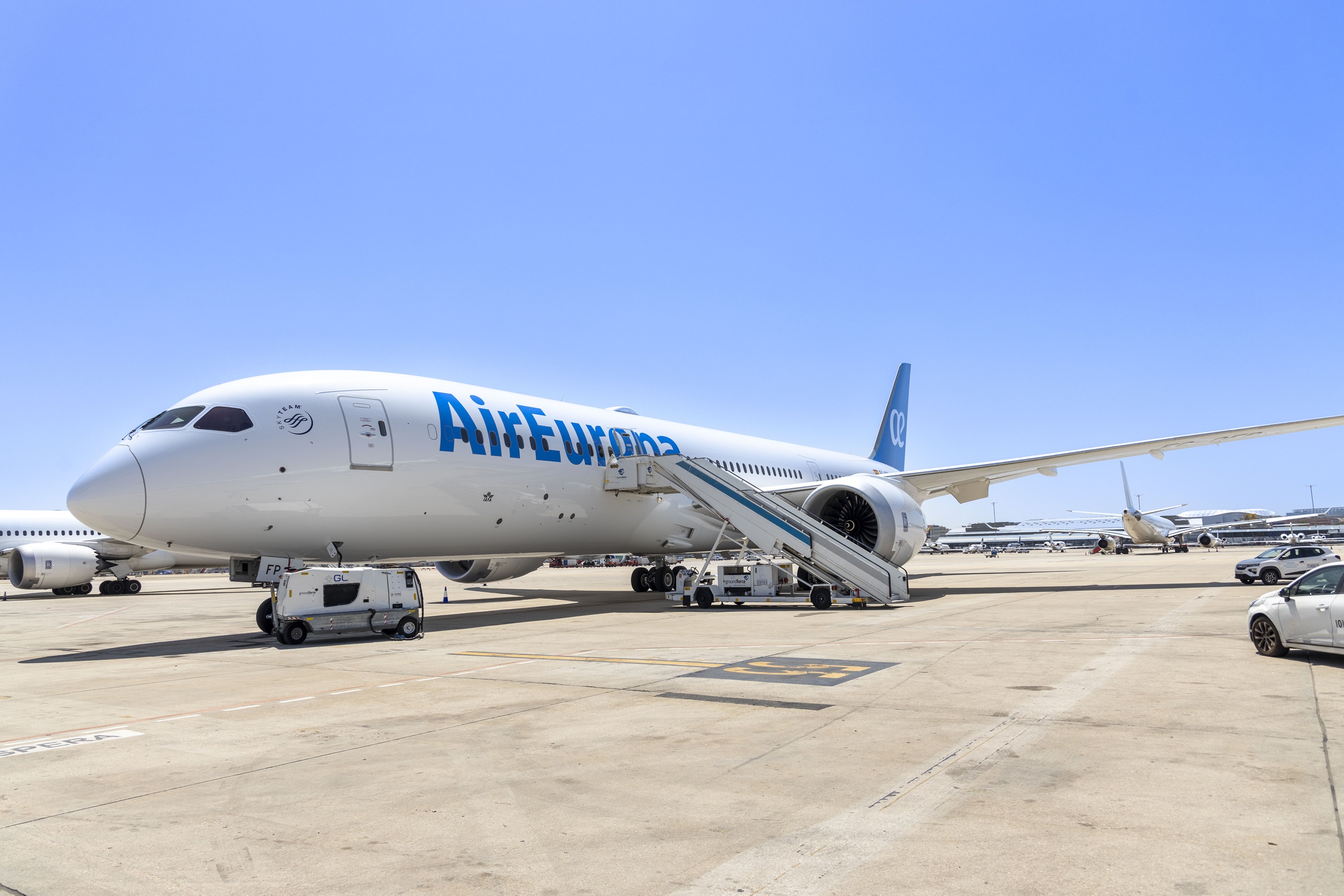 El avión tras su aterrizaje en el aeropuerto Adolfo Suárez Madrid Barajas