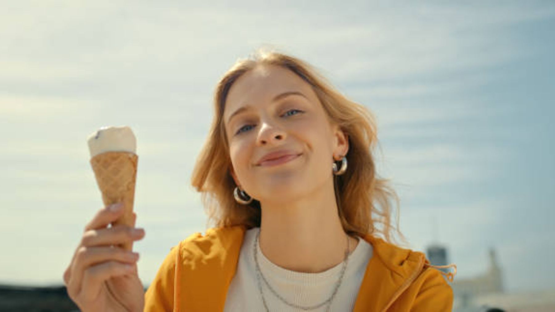 Joven sonriente con helado.