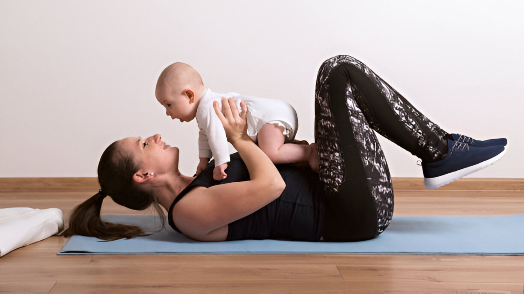 Mujer entrenando con su bebé.