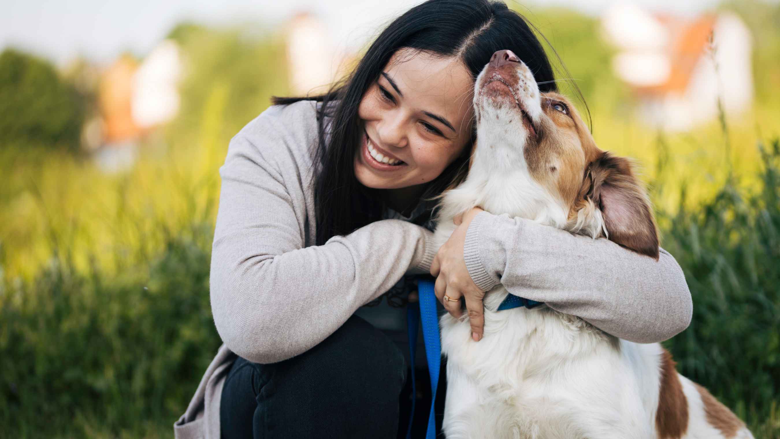 Una joven con su perro.