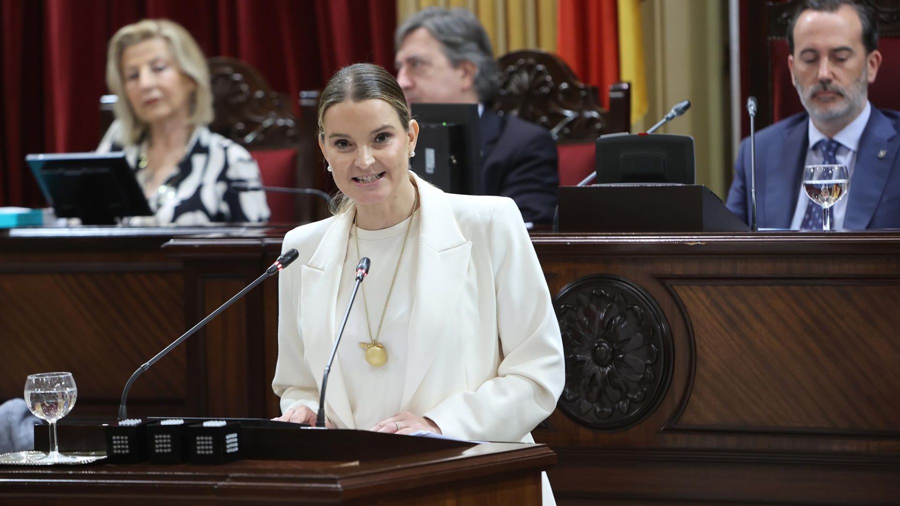 La presidenta balear, Marga Prohens, en el Parlament.