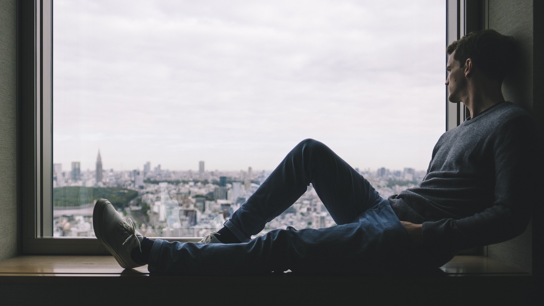 Hombre mirando por la ventana.