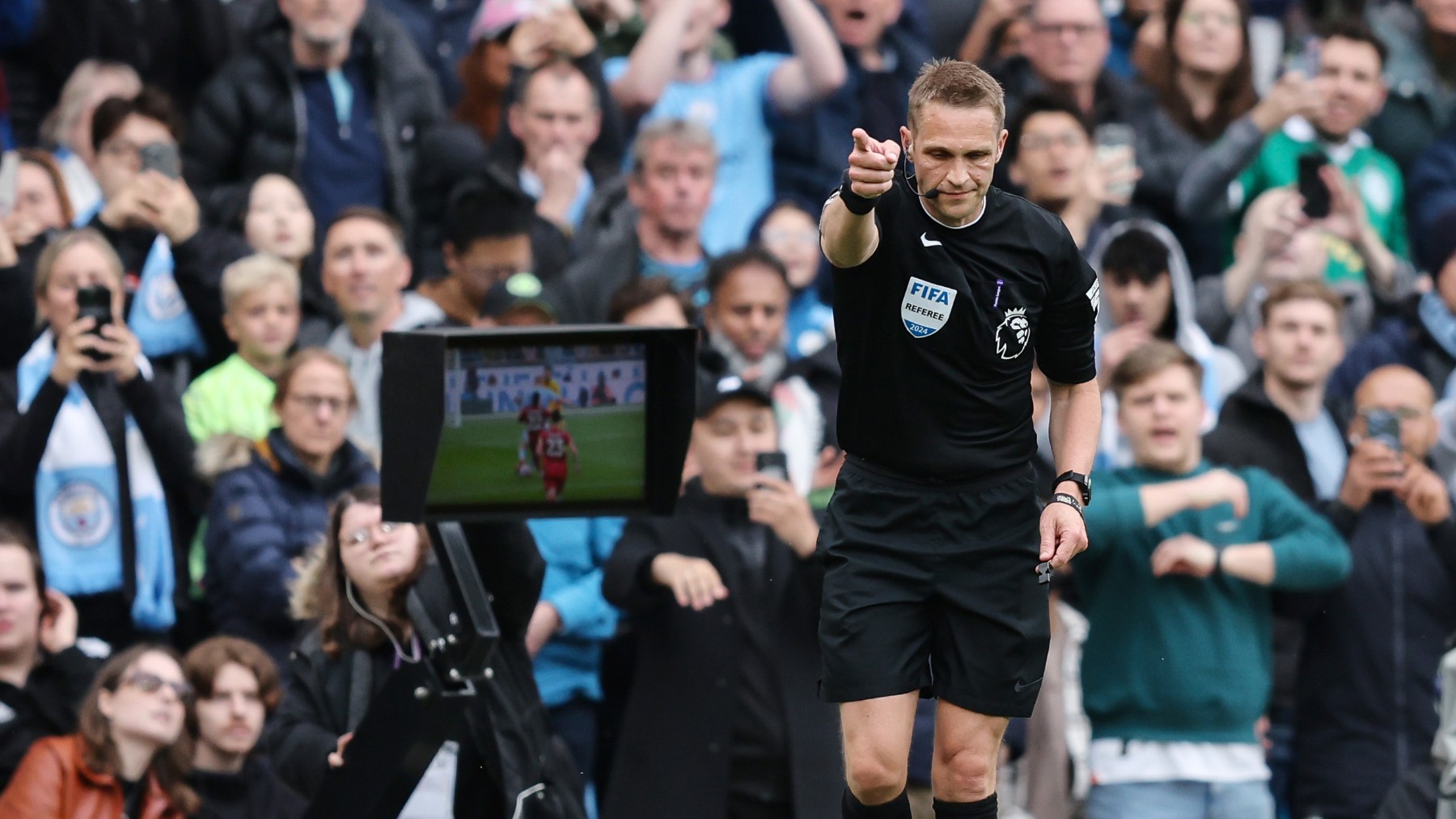 El árbitro señala un penalti a favor del Manchester City. (Getty)