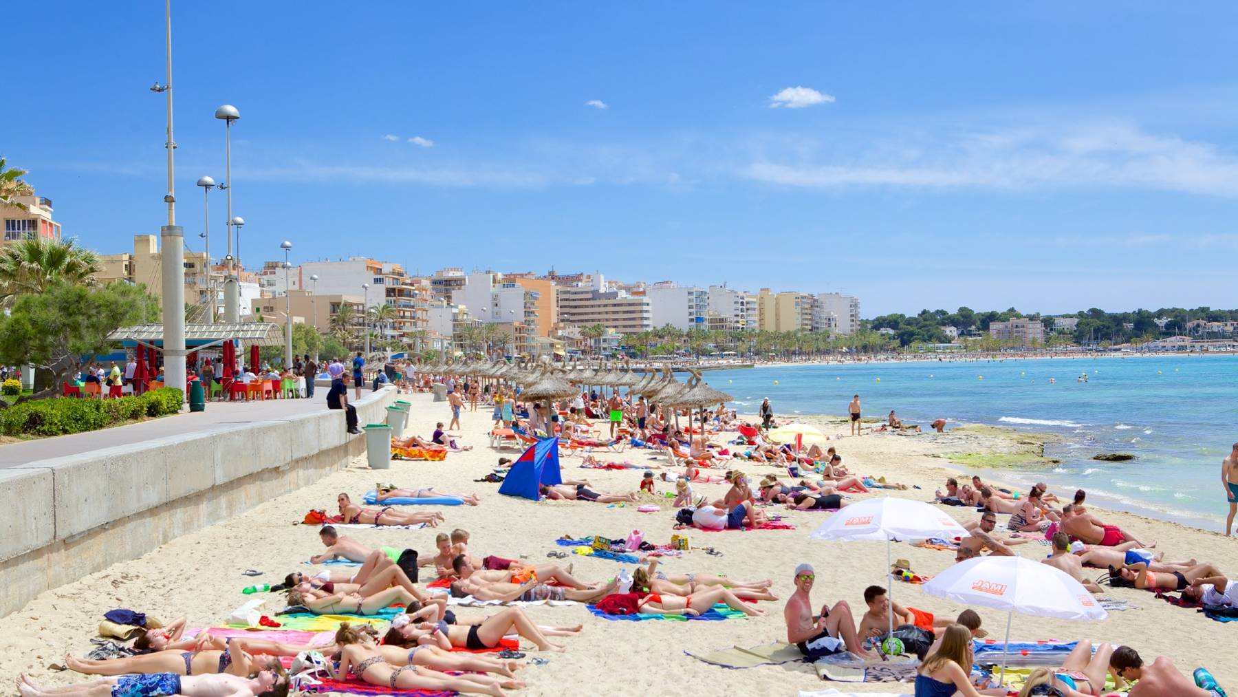 Bañistas en la playa Can Pere Antoni de Palma.