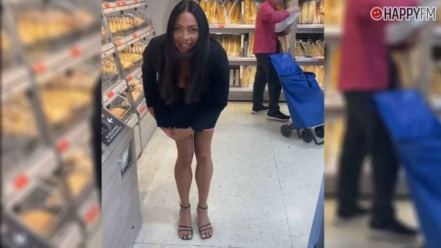 Indignación por el vídeo de una influencer dejando unas bragas en un supermercado: 