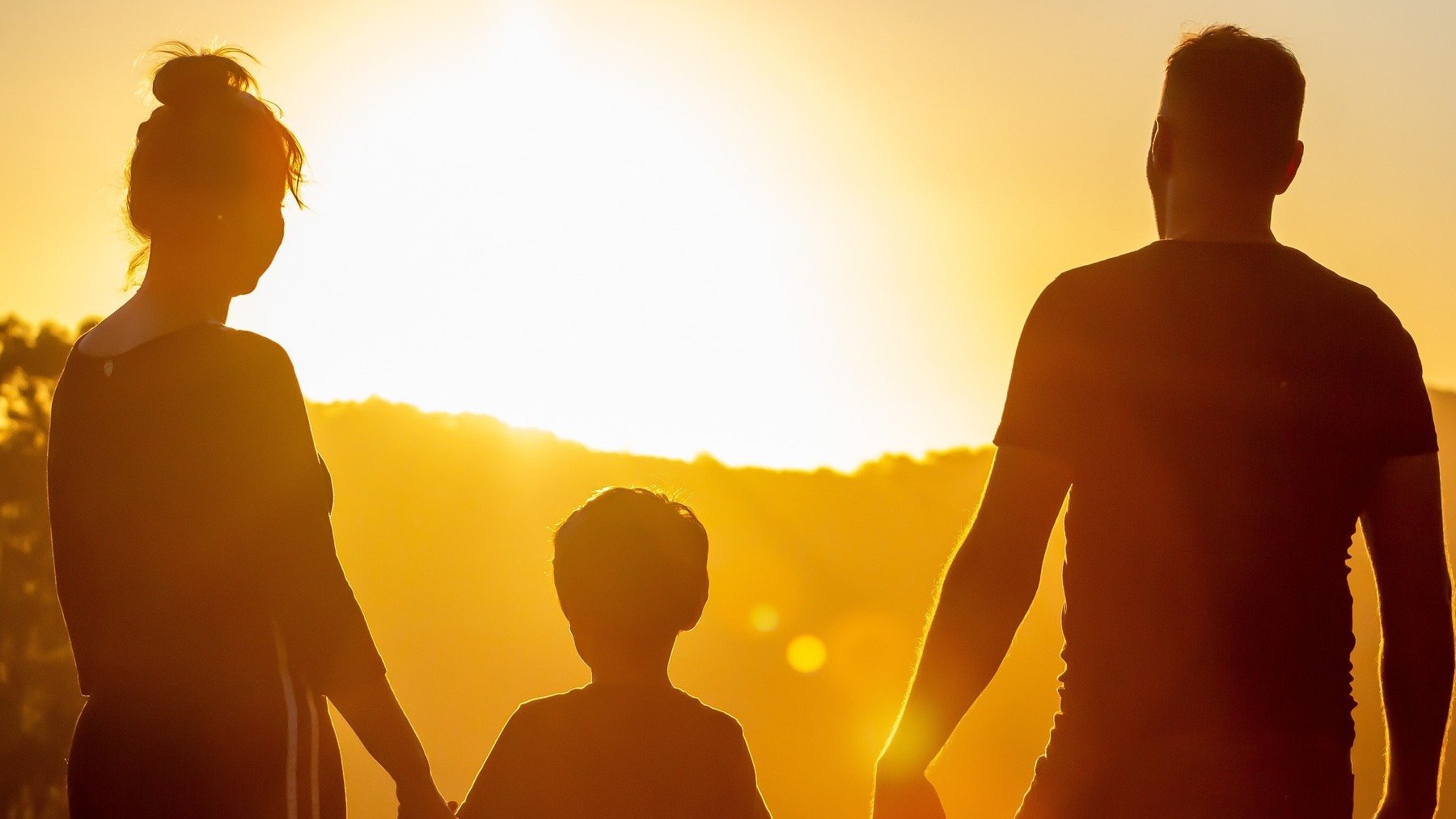 Familia viendo el atardecer.