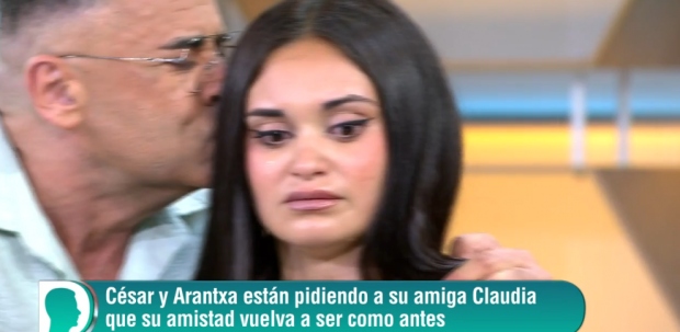 Jorge Javier Vázquez ha tenido que consolar a Claudia después de romper a llorar en directo (Mediaset).