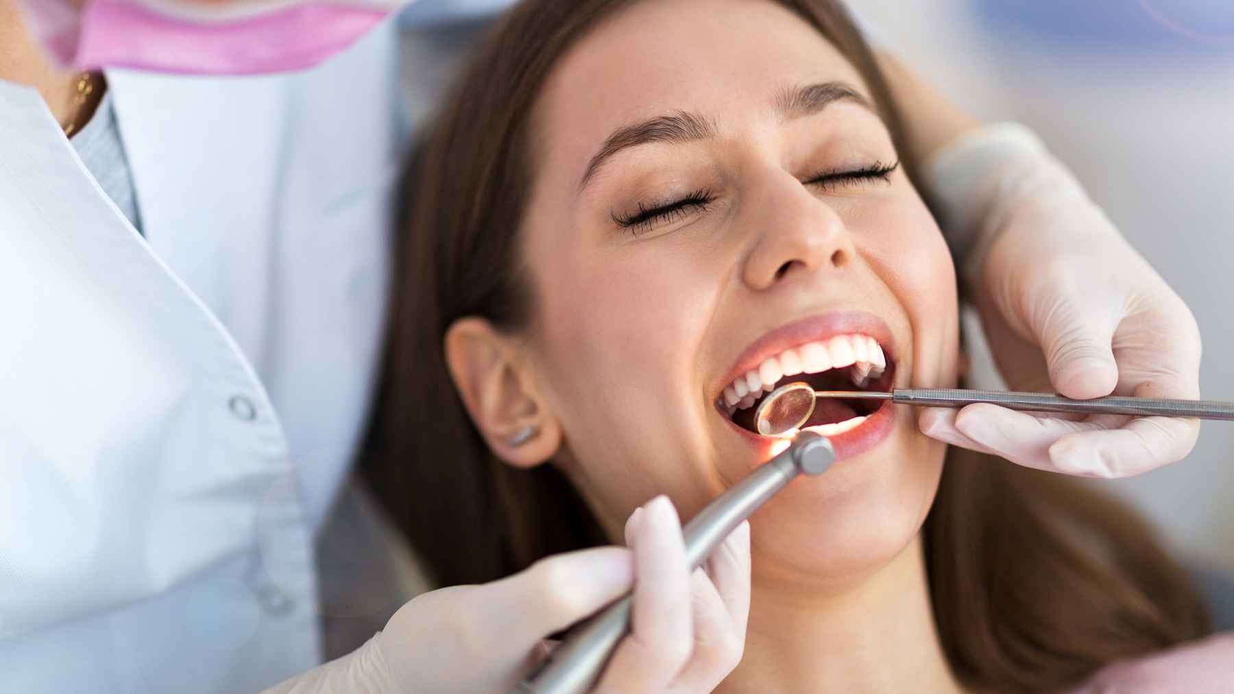 Una mujer en el dentista.