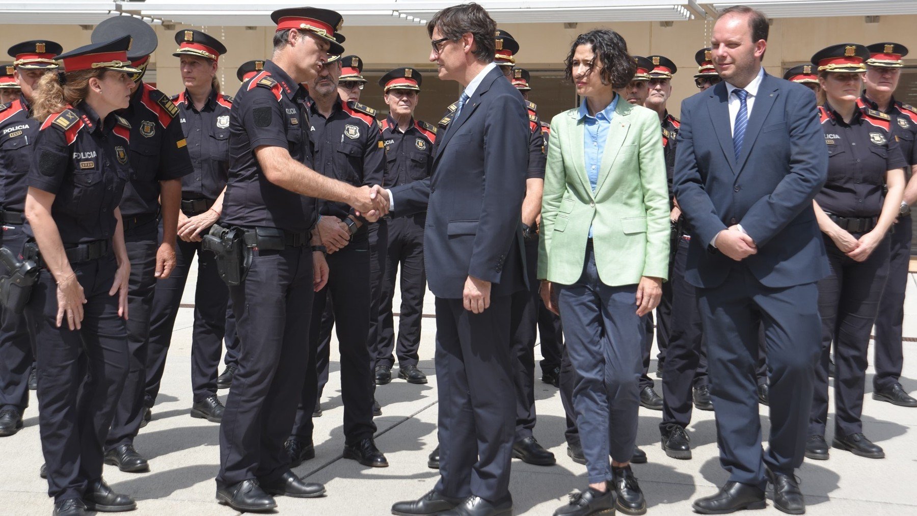 Illa durante su primera visita a la sede central de los Mossos.