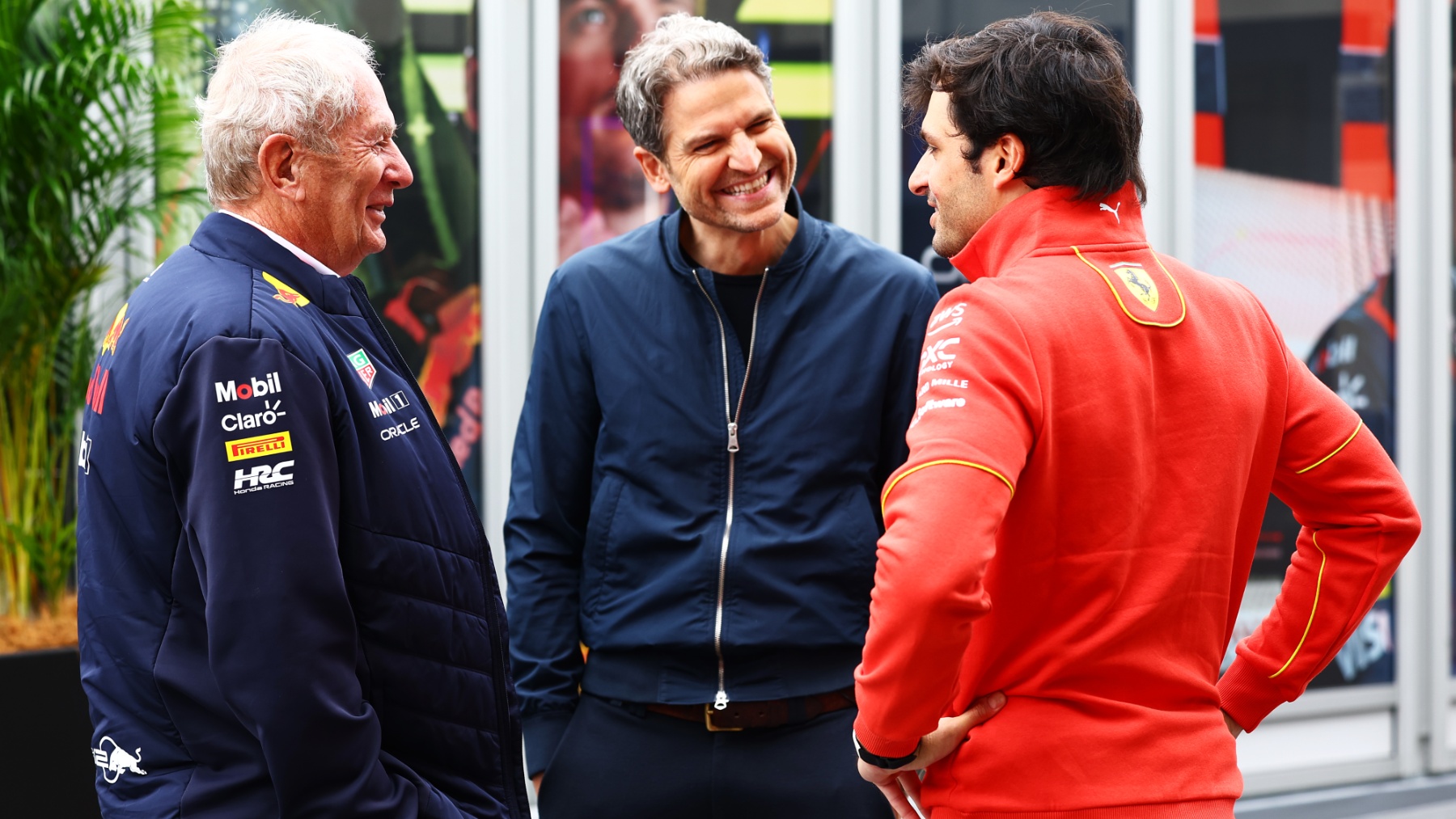 Carlos Sainz junto a Helmut Marko, asesor de Red Bull. (Getty)