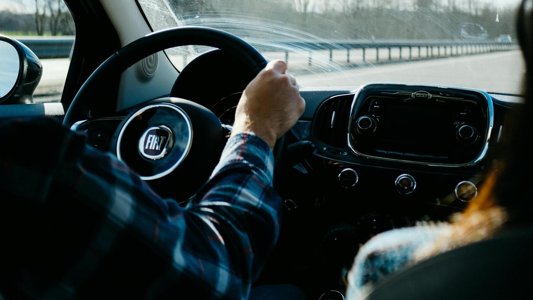 Persona conduciendo un coche.