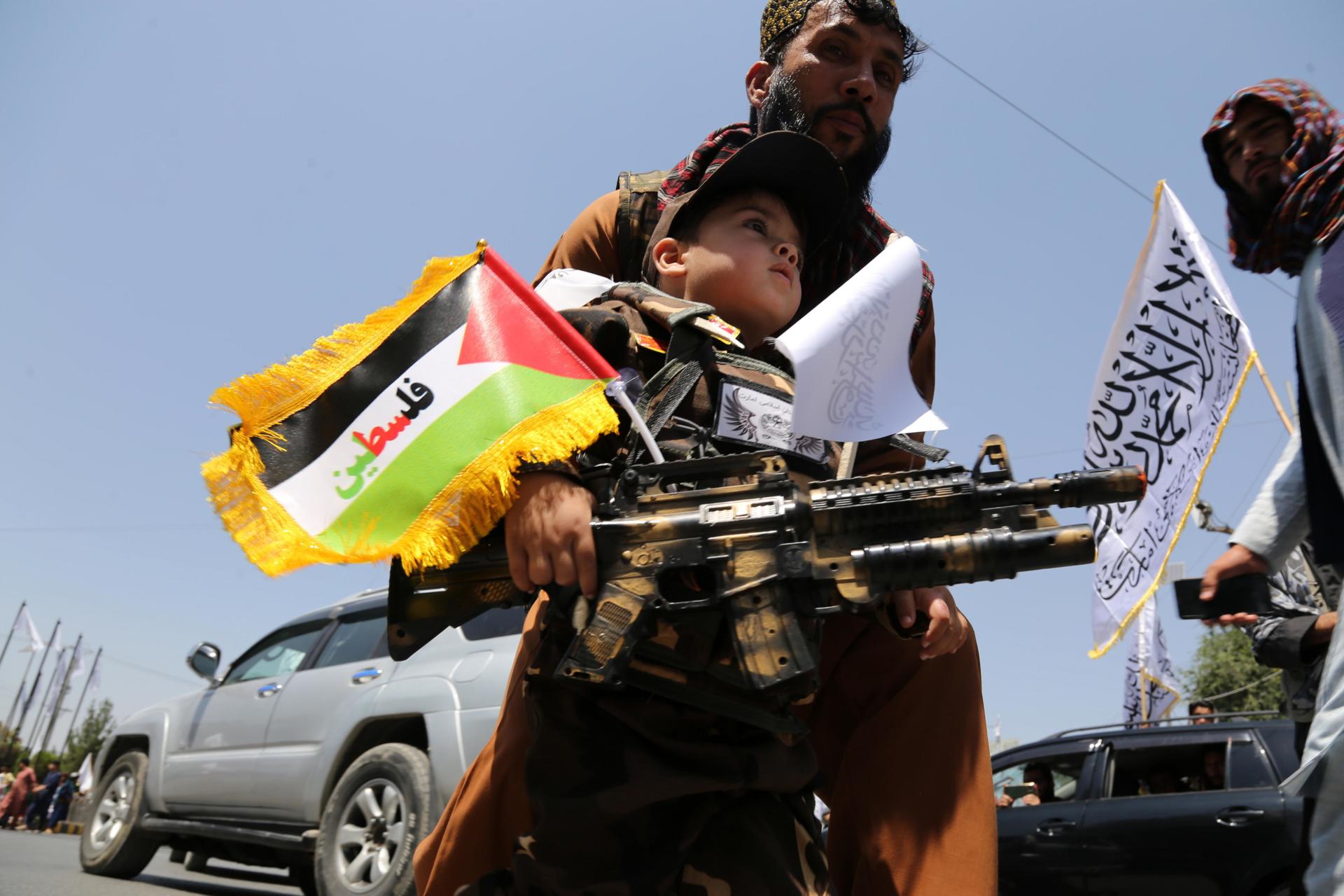 Celebraciones de los talibanes con niños. (FOTO: EFE)