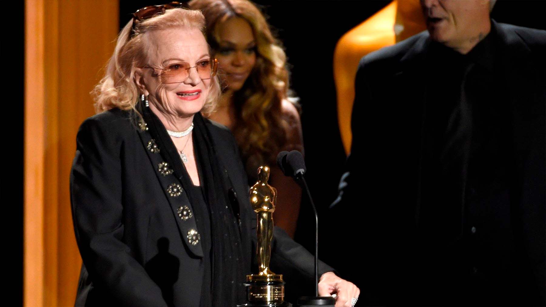 Gena Rowlands recibiendo el Oscar honorífico en 2016 (Foto AP).