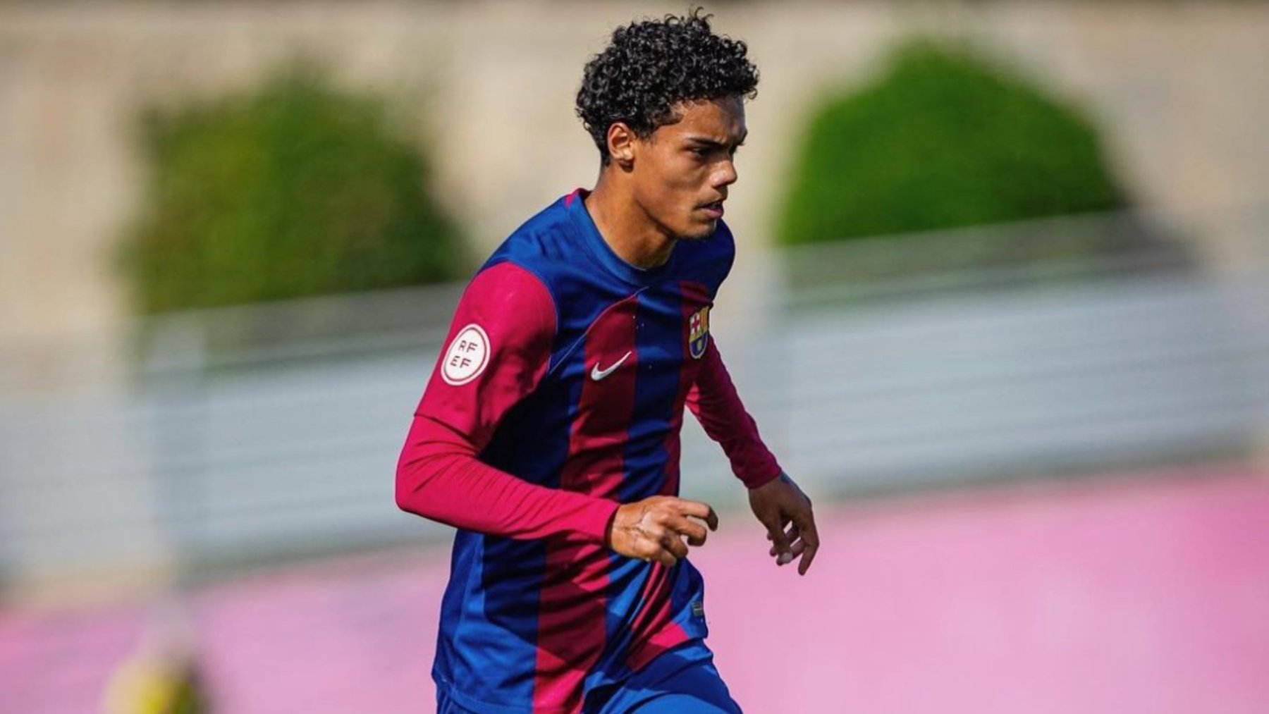 Joao Mendes, hijo de Ronaldinho, en un partido con el juvenil del Barcelona.