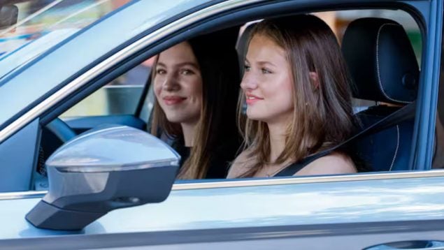 Leonor conduciendo su Seat Ateca.