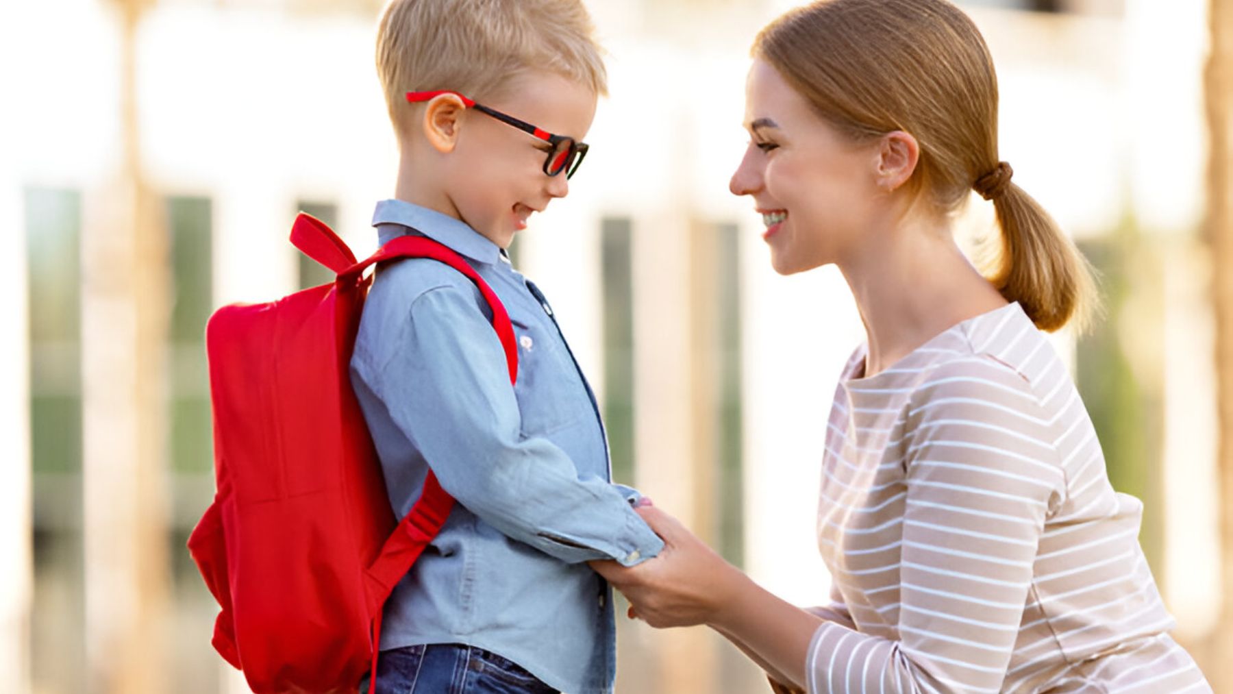 Madre con su hijo antes de ir al colegio.