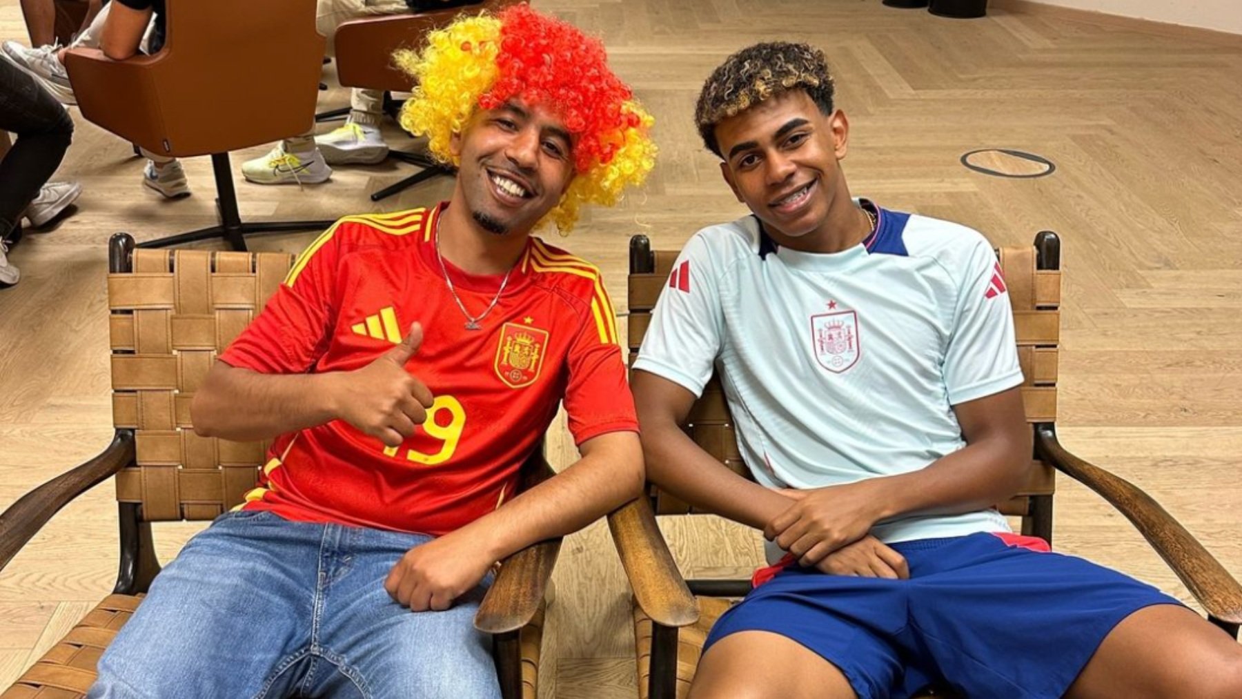 Mounir Nasraoui con la camiseta de España junto a su hijo Lamine Yamal.