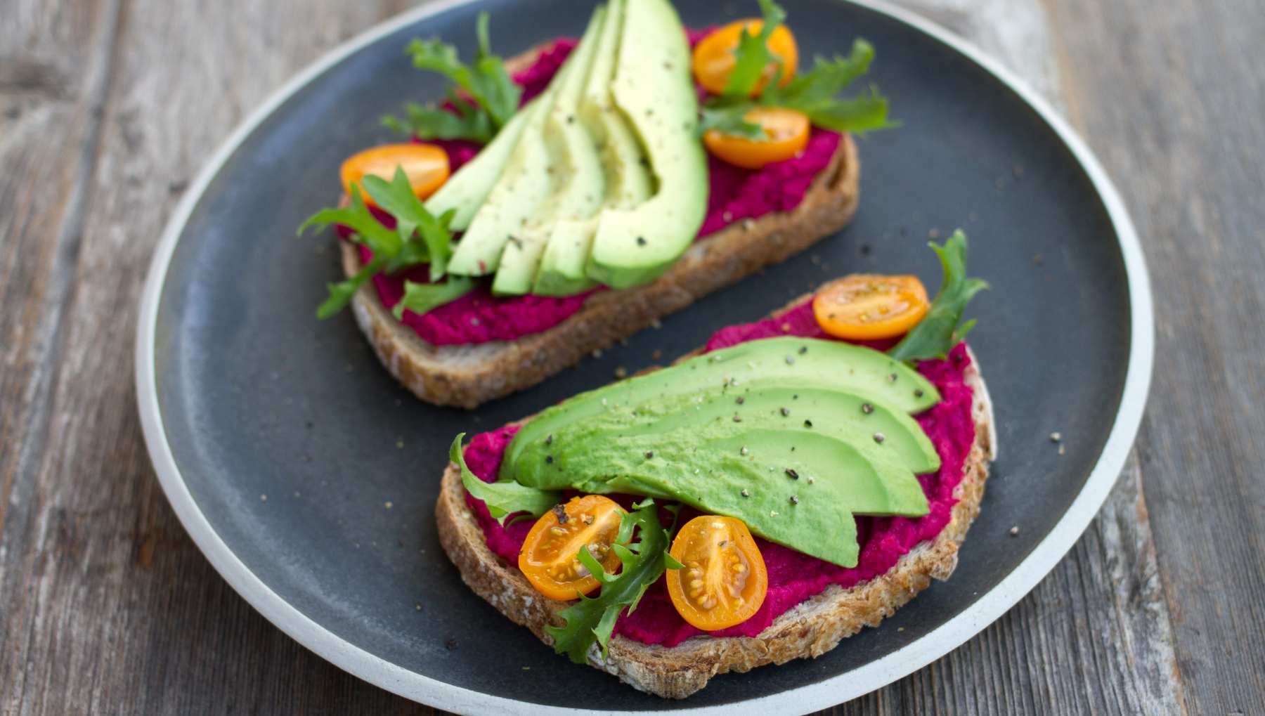 Desayuno perfecto tostadas de aguacate.