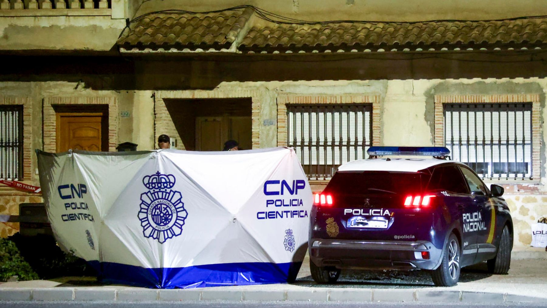 La Policía Nacional en la casa de la víctima en Puente Tocinos. (FOTO: EFE)