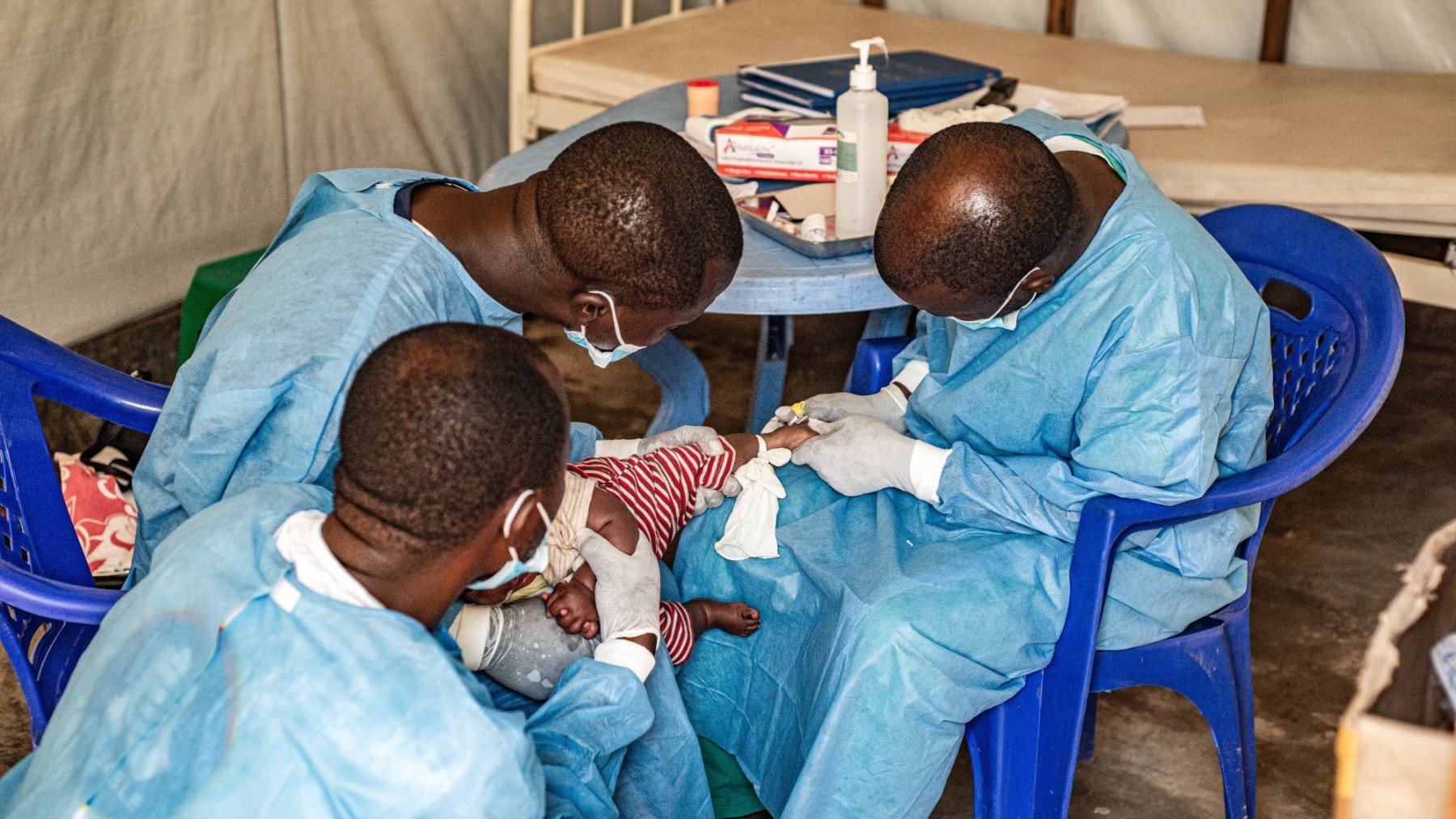 Un niño infectado con mpox recibe tratamiento en un hospital del territorio de Nyiragongo, cerca de Goma.