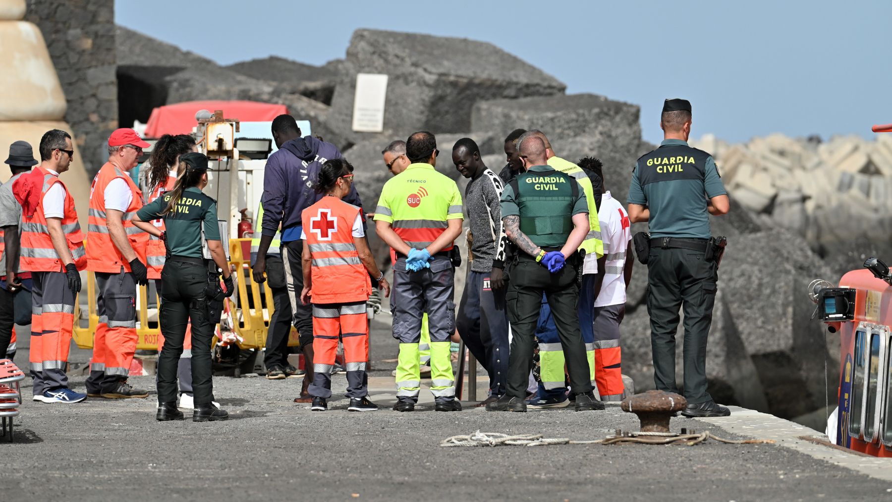 Guardia Civil, Cruz Roja y sanitarios trabajando frente a la crisis migratoria. (Foto: EP)