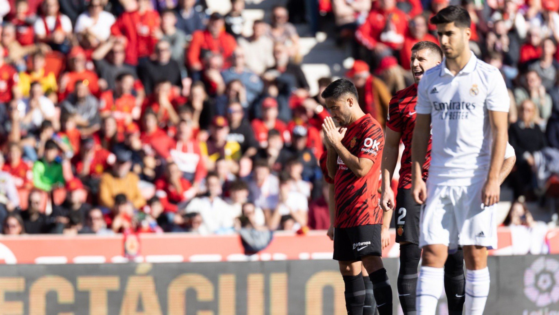 Jaume Costa reza mientras Asensio se dispone a lanzar un penalti en el último Mallorca-Real Madrid.