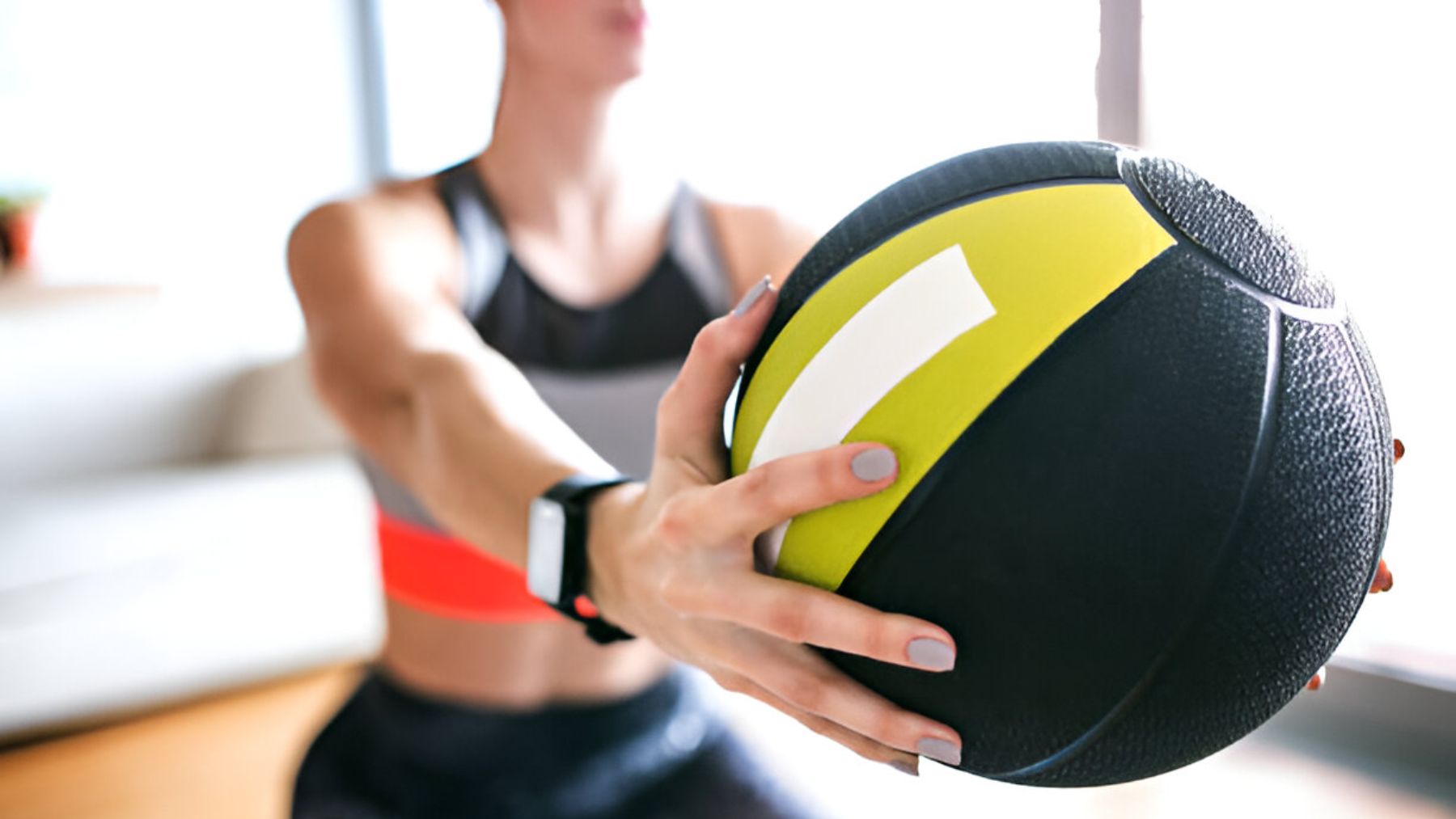 Mujer entrenando con balón.