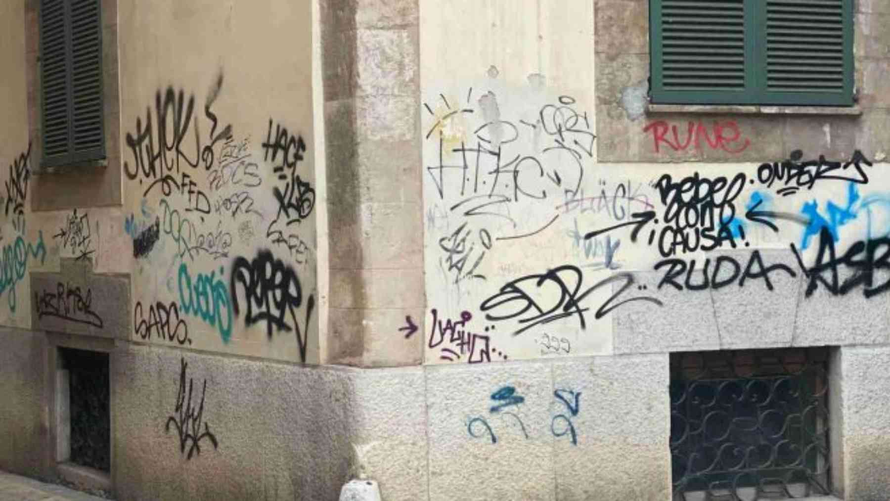 Pintadas vandálicas en el centro de Palma.