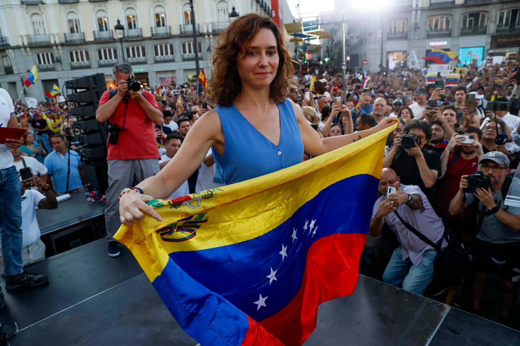 Ayuso, este sábado, con la bandera de Venezuela en la Puerta del Sol.