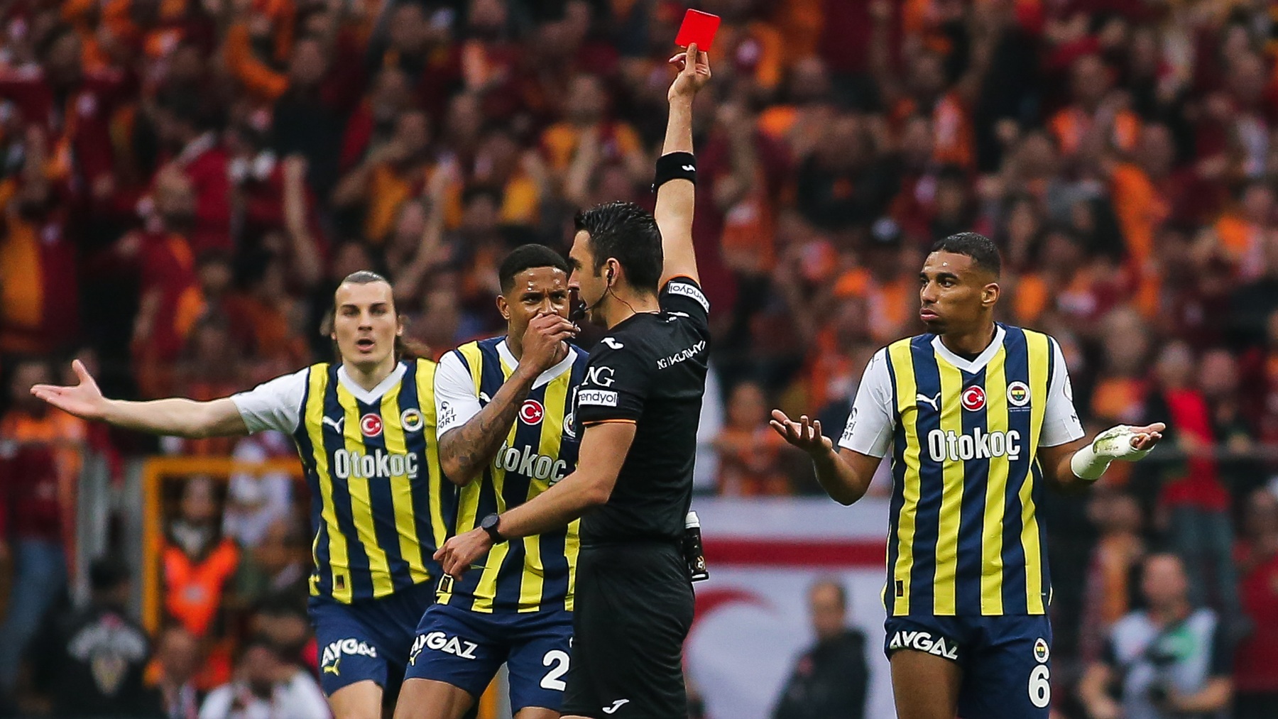 Arda Kardesler le enseña una tarjeta roja a un jugador del Fenerbahce. (Getty)