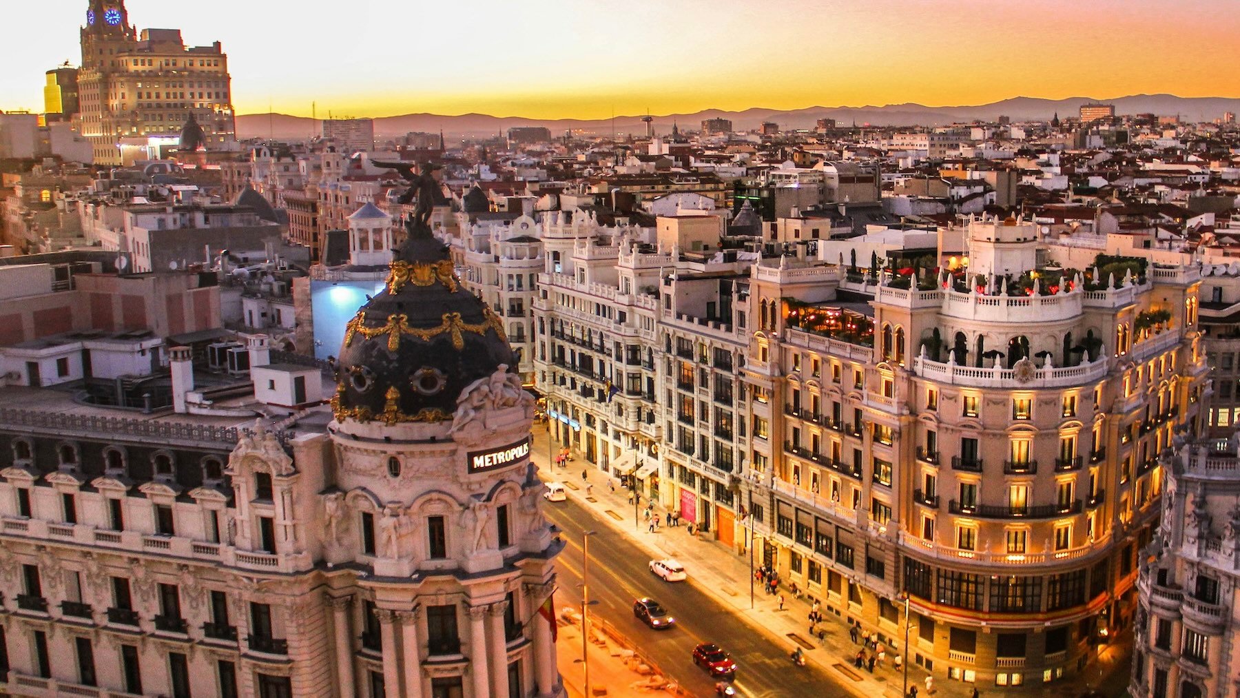 Madrid ofrece una experiencia completa con cócteles y ambientes vibrantes.