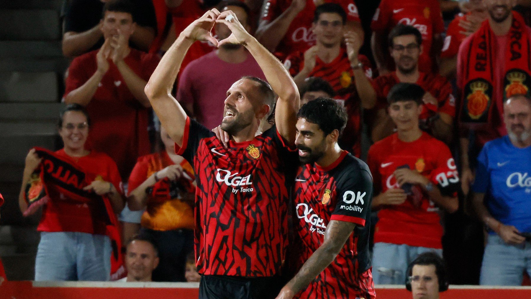 Muriqi y Samú Costa celebran un gol del Mallorca.