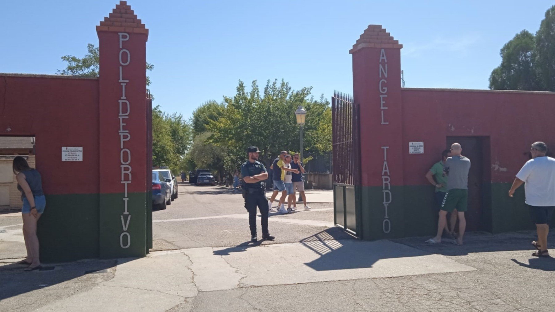 Varias personas en el campo de Mocejón tras el suceso. (Foto: Ep)