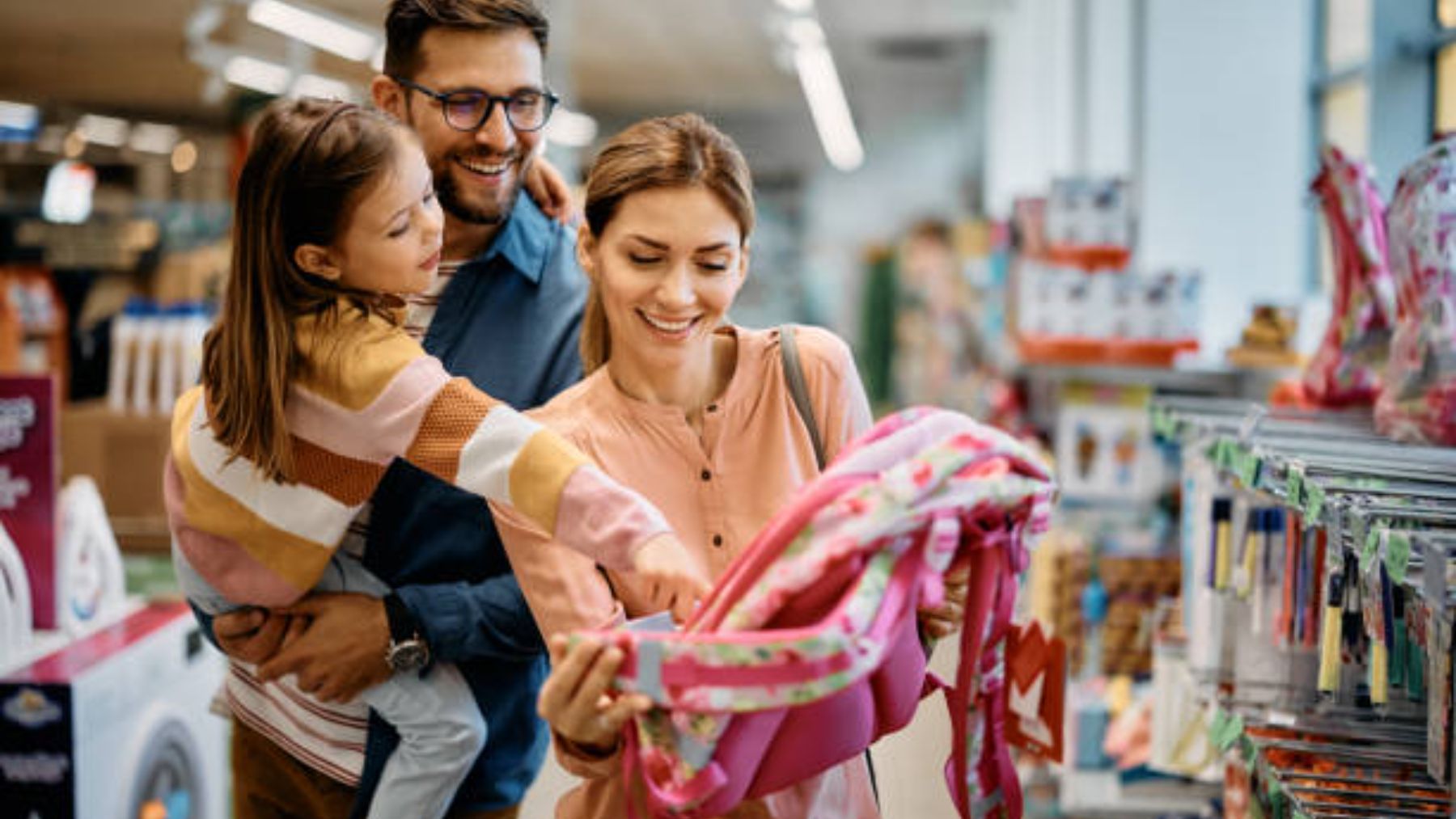 Familia comprando mochila escolar.