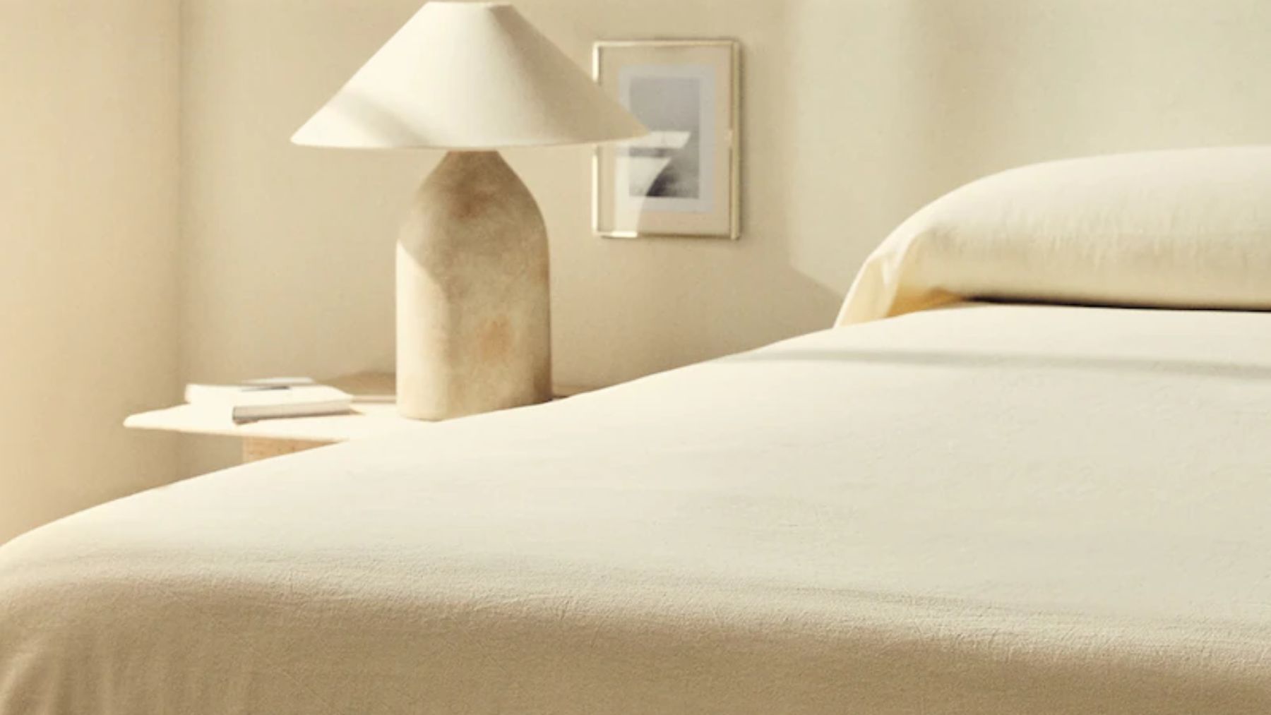 Cama con colcha Zara Home.