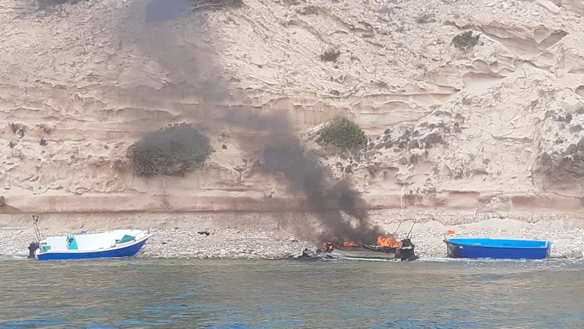 Patera incendiada en Formentera. (Imagen de IB3 Notícies)