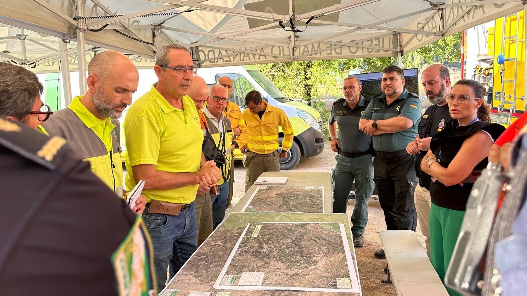 El puesto de mando avanzado del incendio de Andújar, con responsables autonómicos, del Infoca y de otros cuerpos.