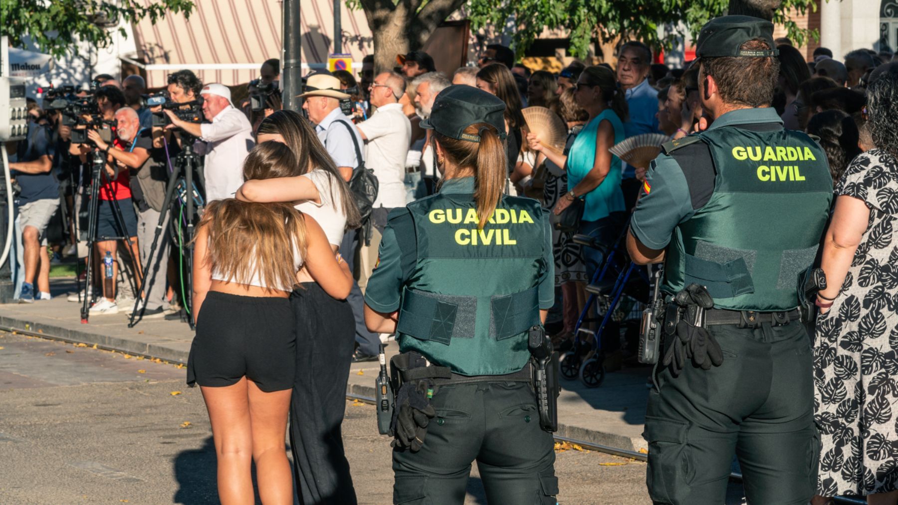 Dos guardias civiles en Mocejón. (EP)