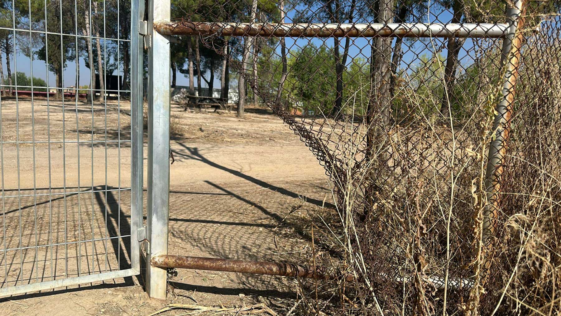 El agujero del polideportivo por el que escapó el asesino de Mocejón. Foto: Alberto Catalán.