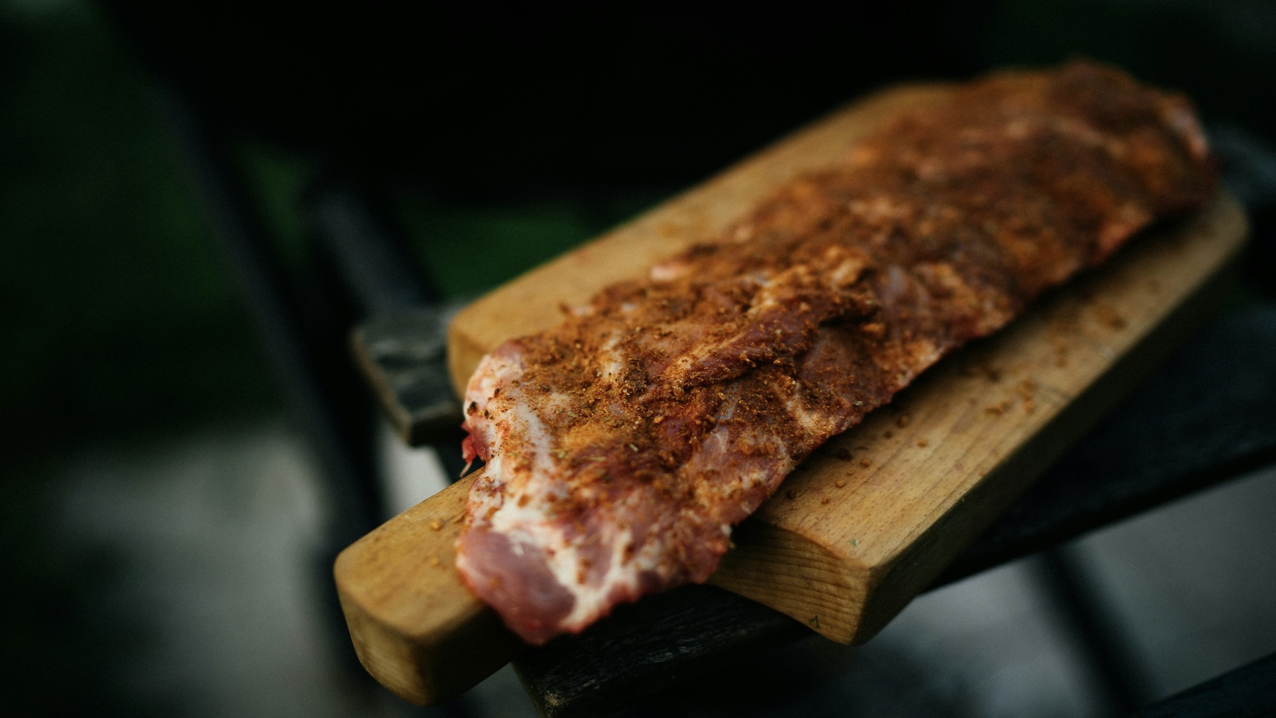 Un bocadillo de carretera que no te deja indiferente: lomo de cerdo de Coín, marinado y cocido a fuego lento.