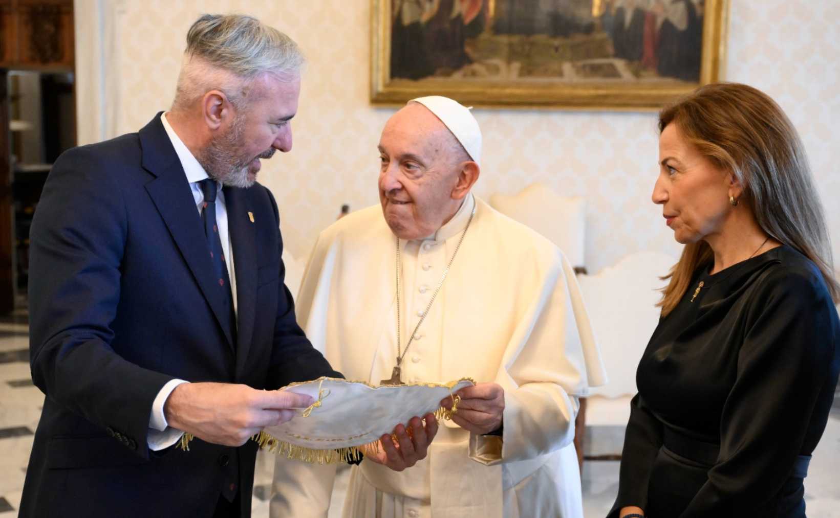 Jorge Azcón, el papa Francisco y Natalia Chueca.