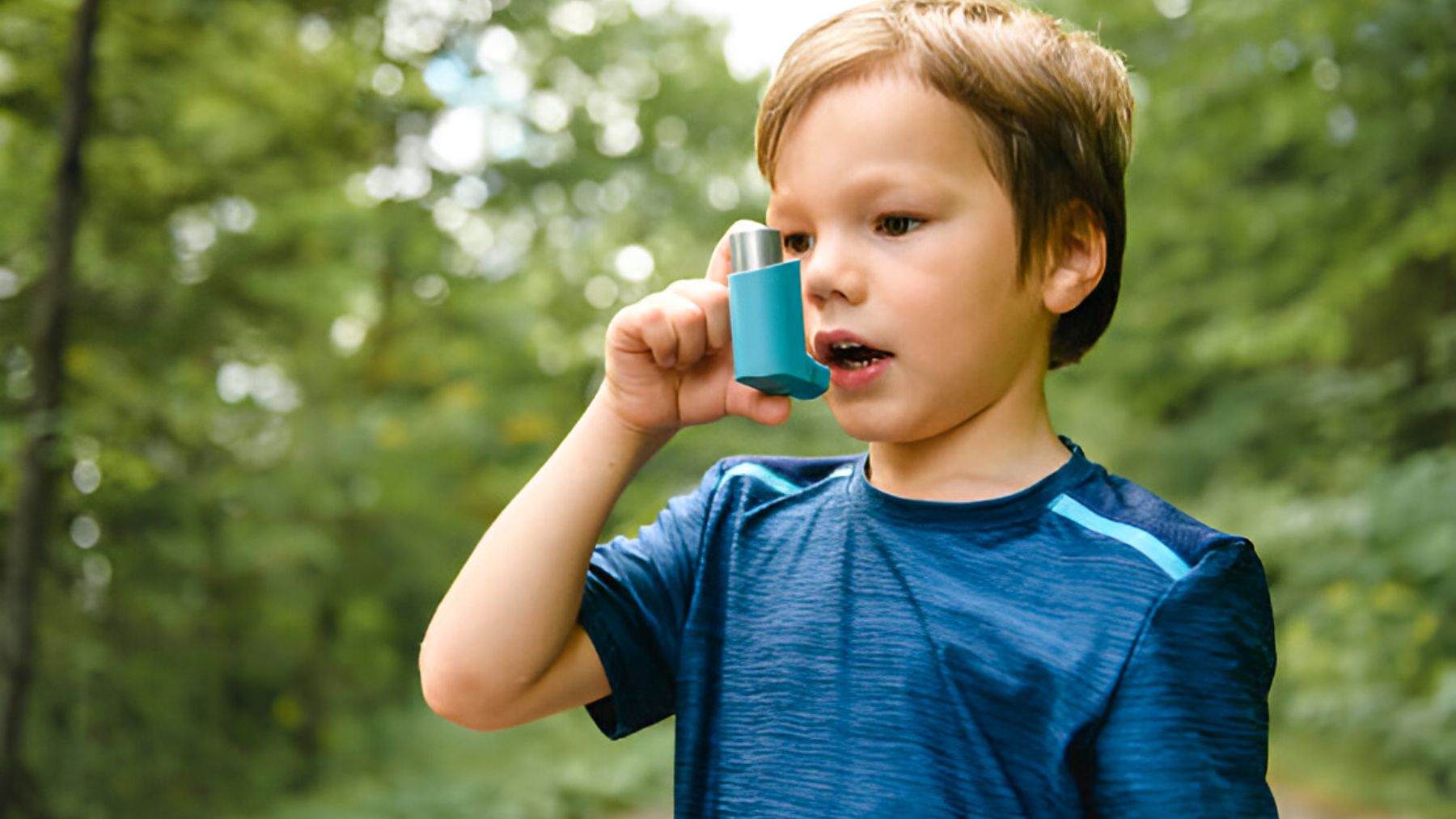 Niño con un inhalador para el asma.