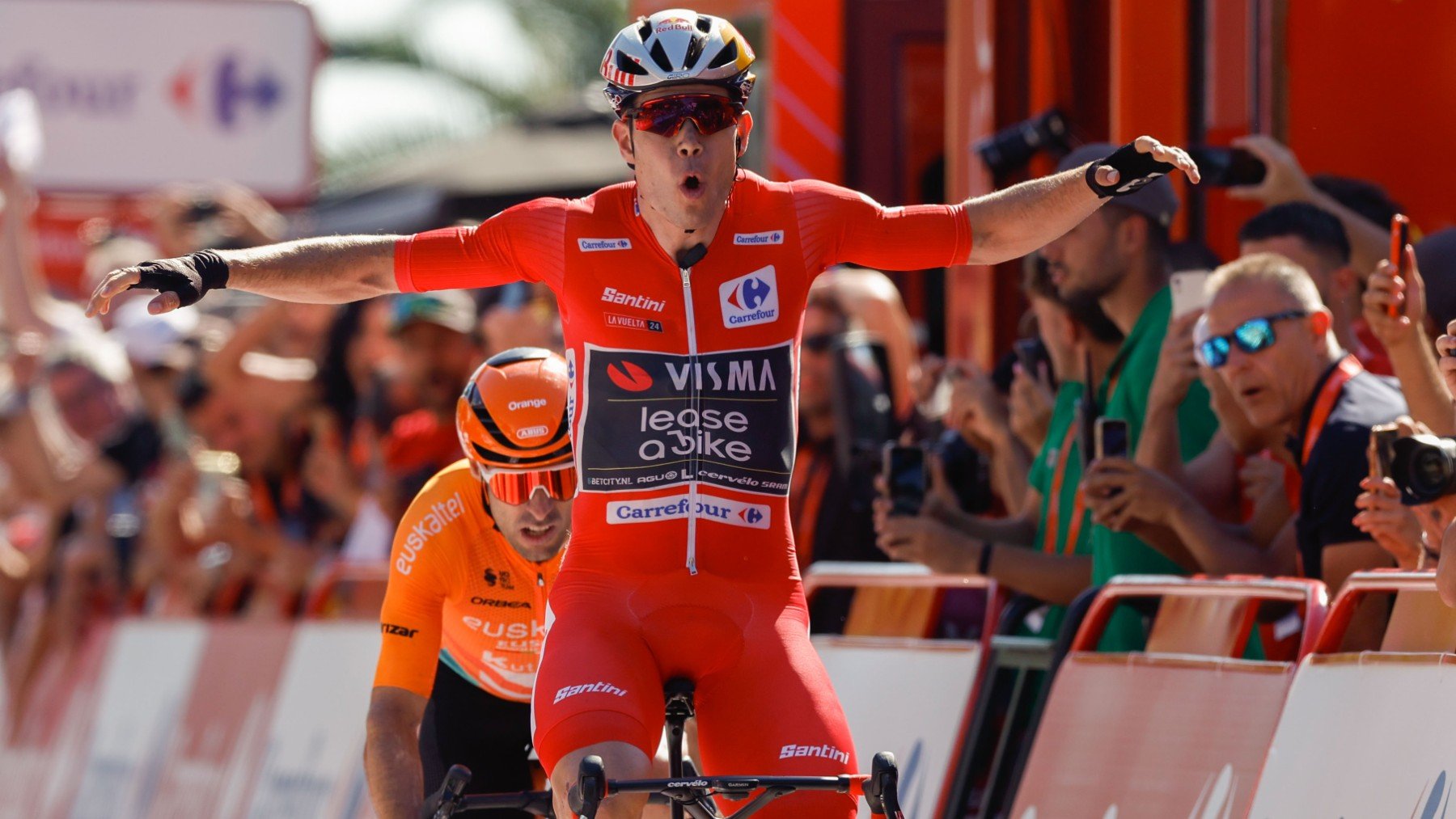 Wout van Aert, gana la tercera etapa de La Vuelta. (EFE)